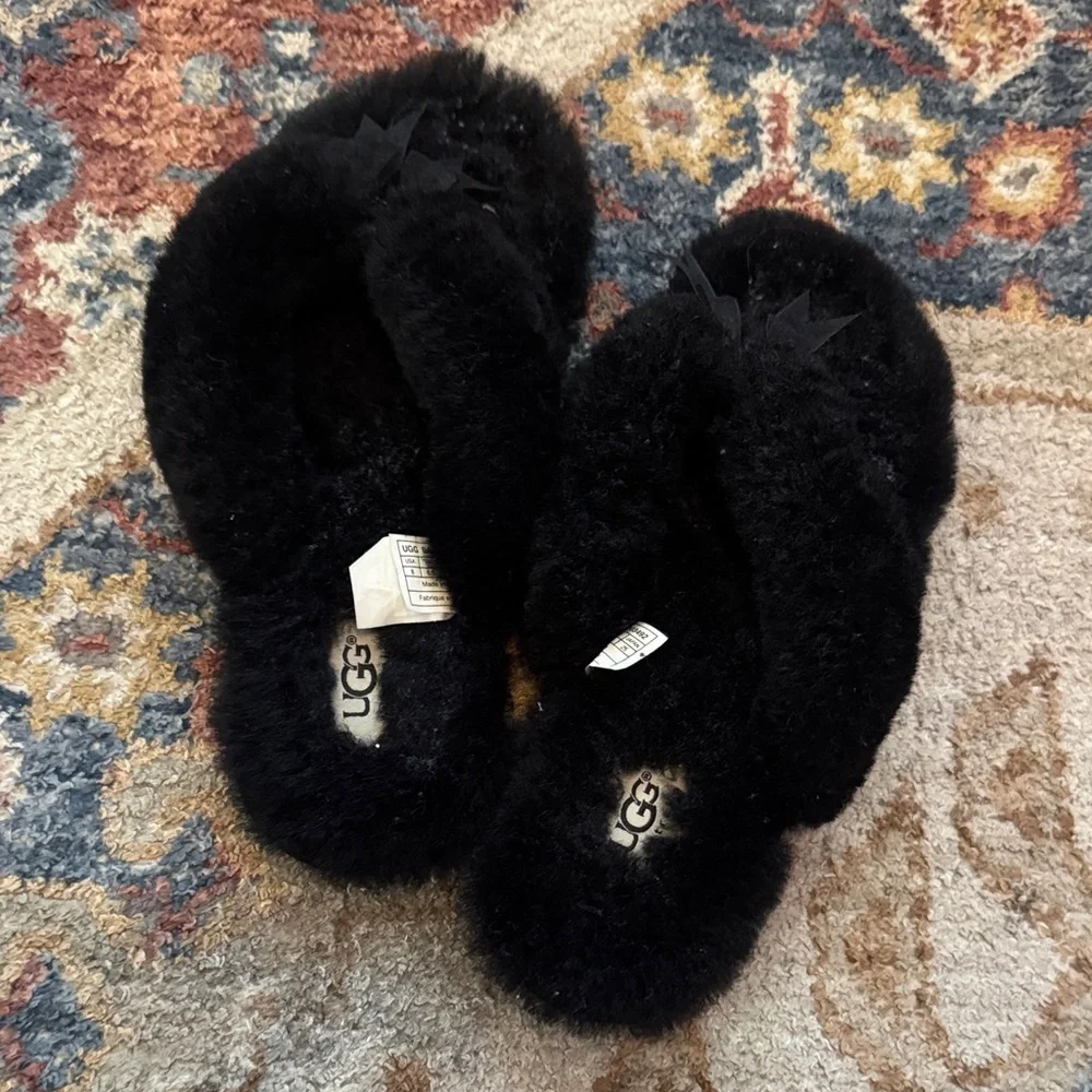 UGG Black Shearling Slide Slippers - Plush Open-Toe Comfort Size 8 - Picture 1 of 4